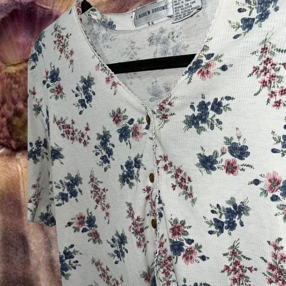 90’s floral button-up shirt. Faux wooden buttons. Cute eyelet crochet lace - Picture 2 of 5